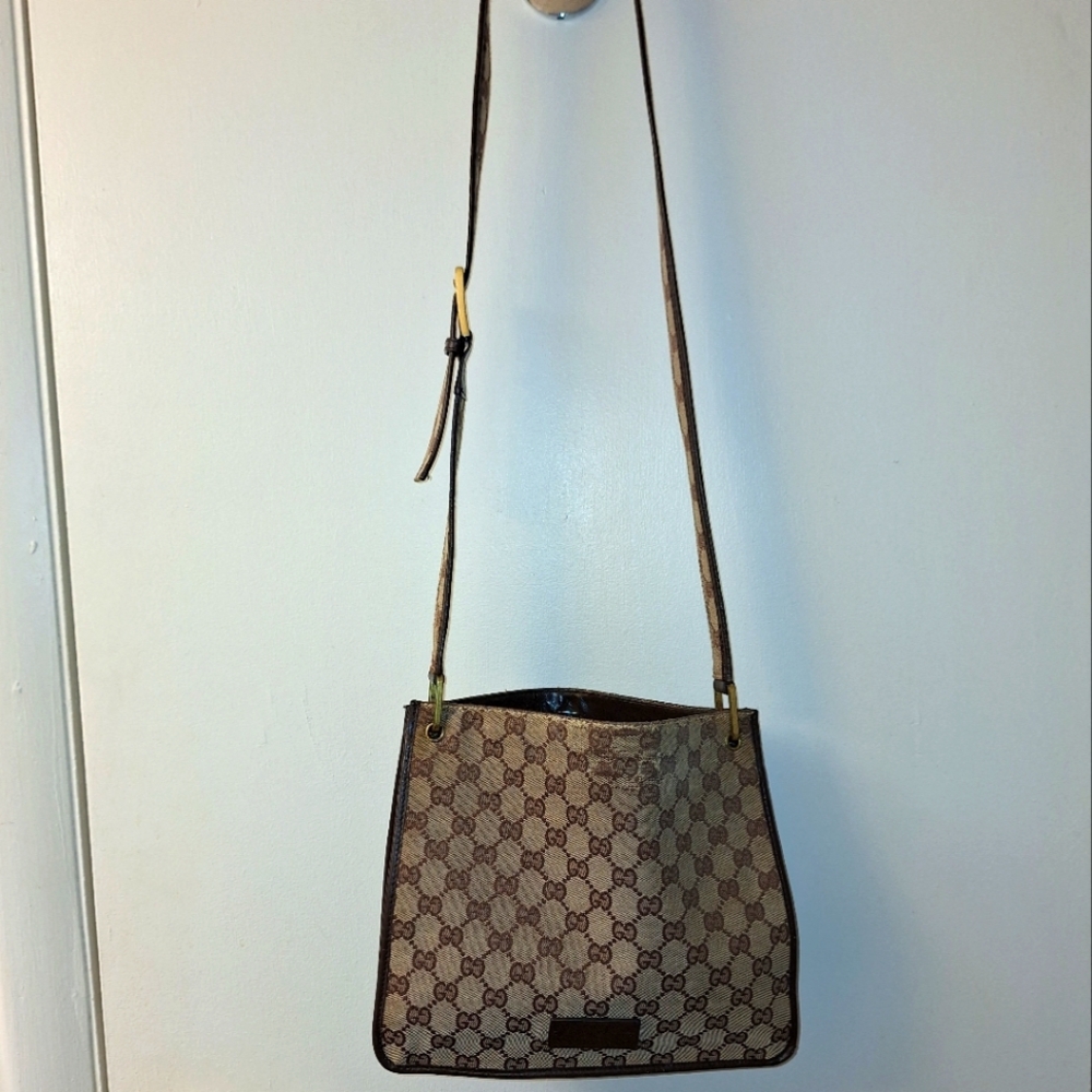 Gucci Messenger crossbody bag.